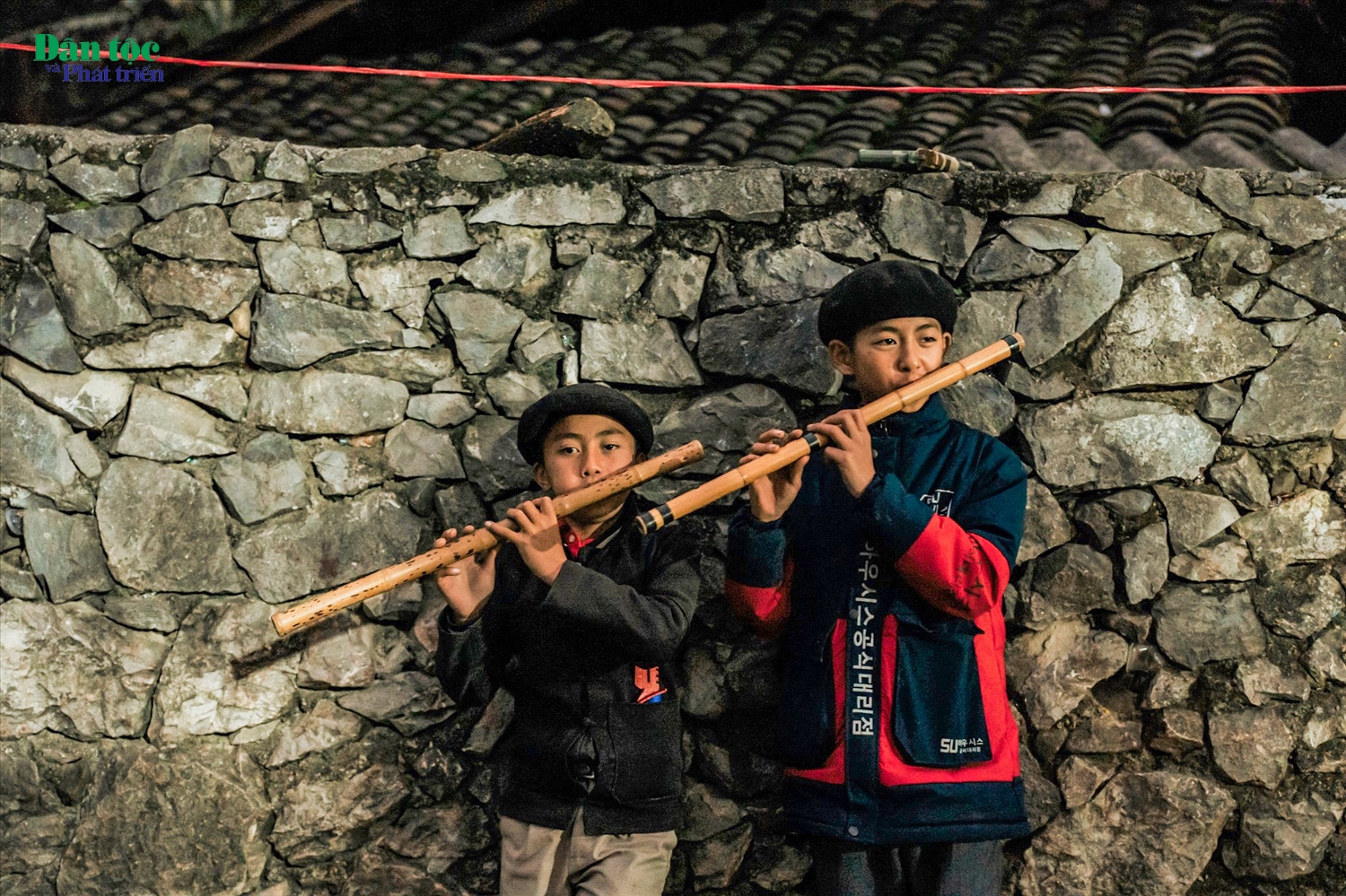 Sáo cũng là một nhạc cụ tiêu biểu của người Mông, nhiều cậu bé có thể sử dụng loại nhạc cụ này rất thành thạo