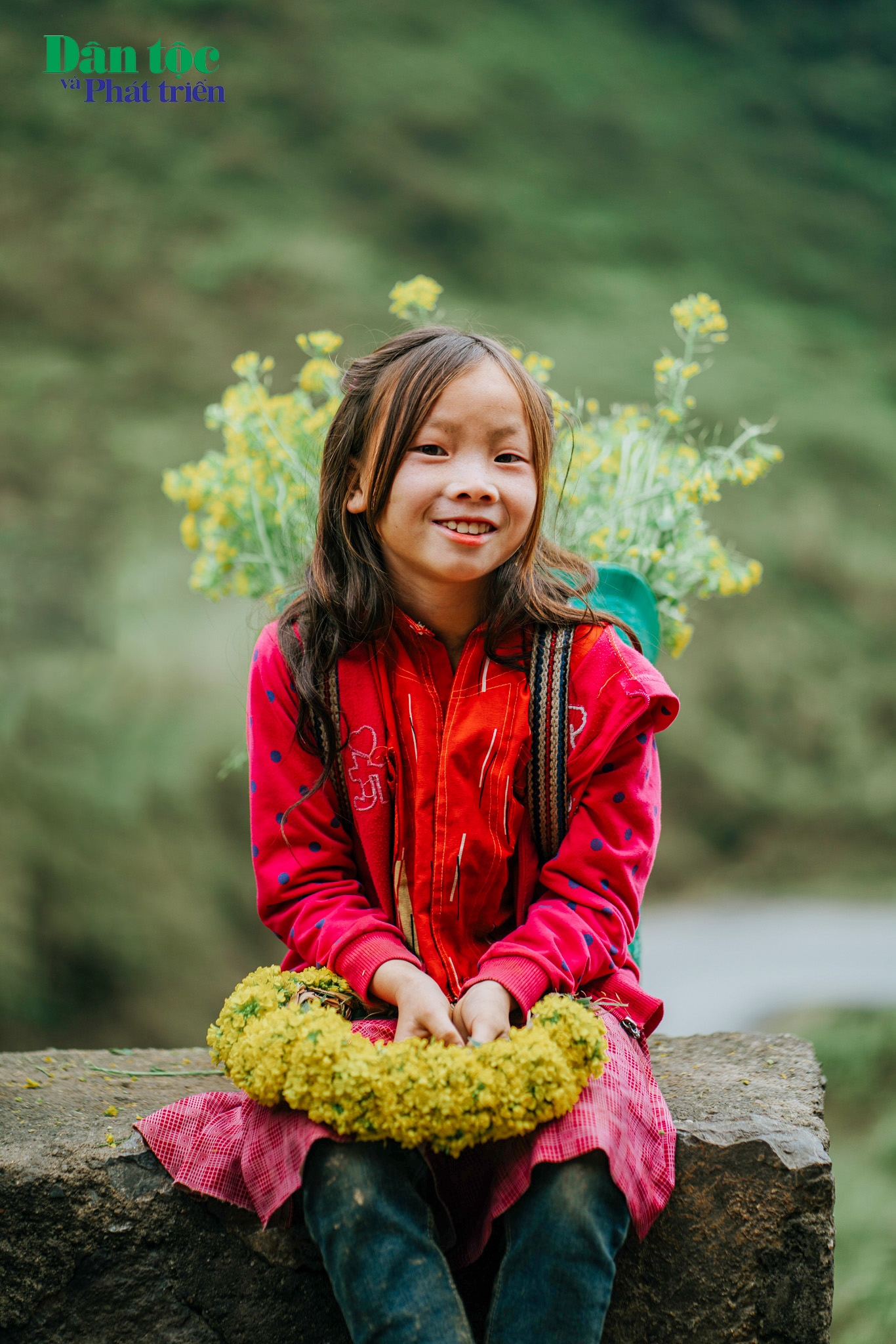 Nụ cười rạng rỡ của một bé gái tại dốc Thẩm Mã – điểm “check-in” quen thuộc của du khách khi đến Hà Giang