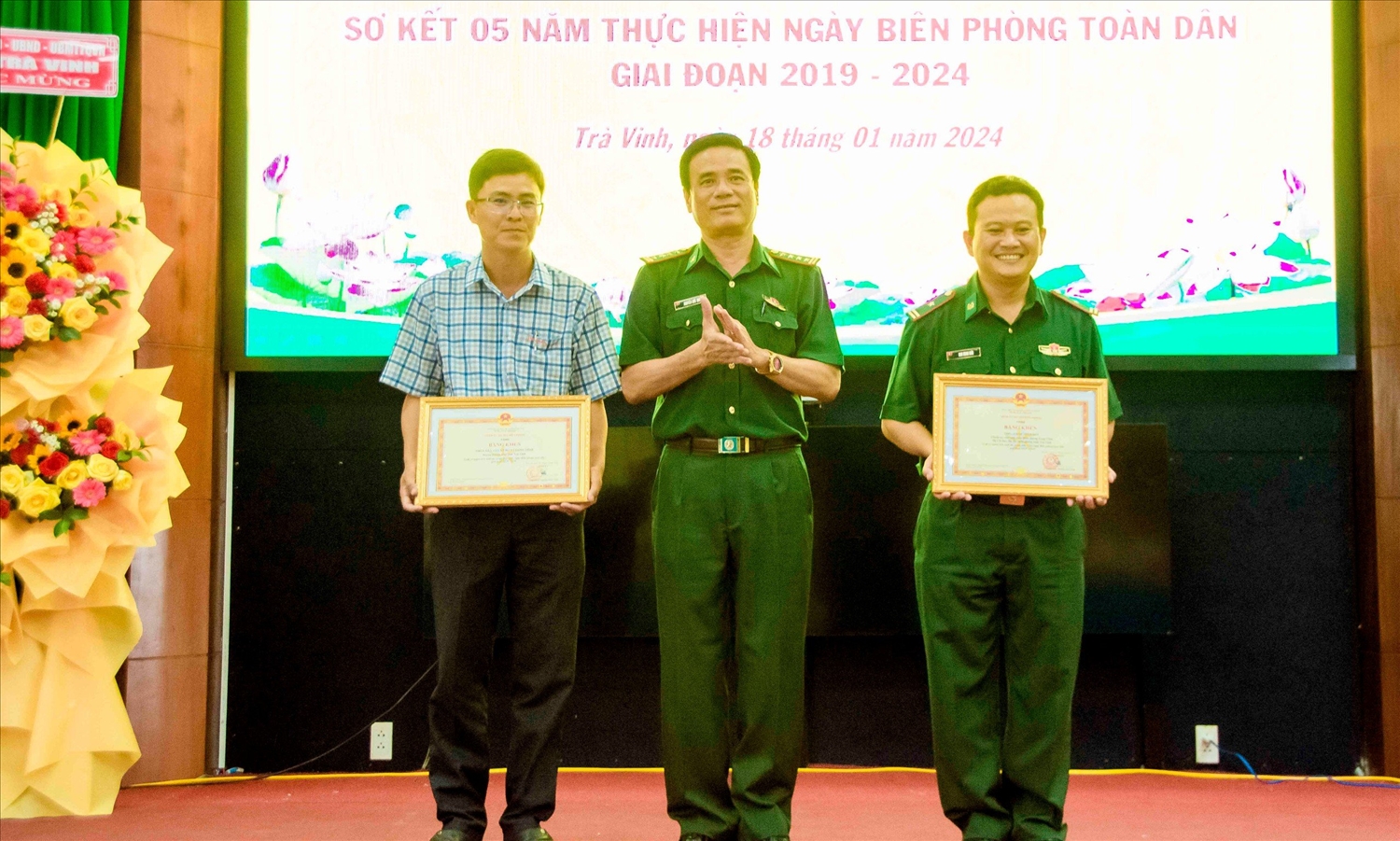 Đại tá Nguyễn Đức Minh, Chỉ huy trưởng BĐBP tỉnh Trà Vinh thừa uỷ nhiệm Bộ Tư Lệnh trao Bằng khen của Bộ Tư lệnh BĐBP cho 01 tập thể và 01 cá nhân