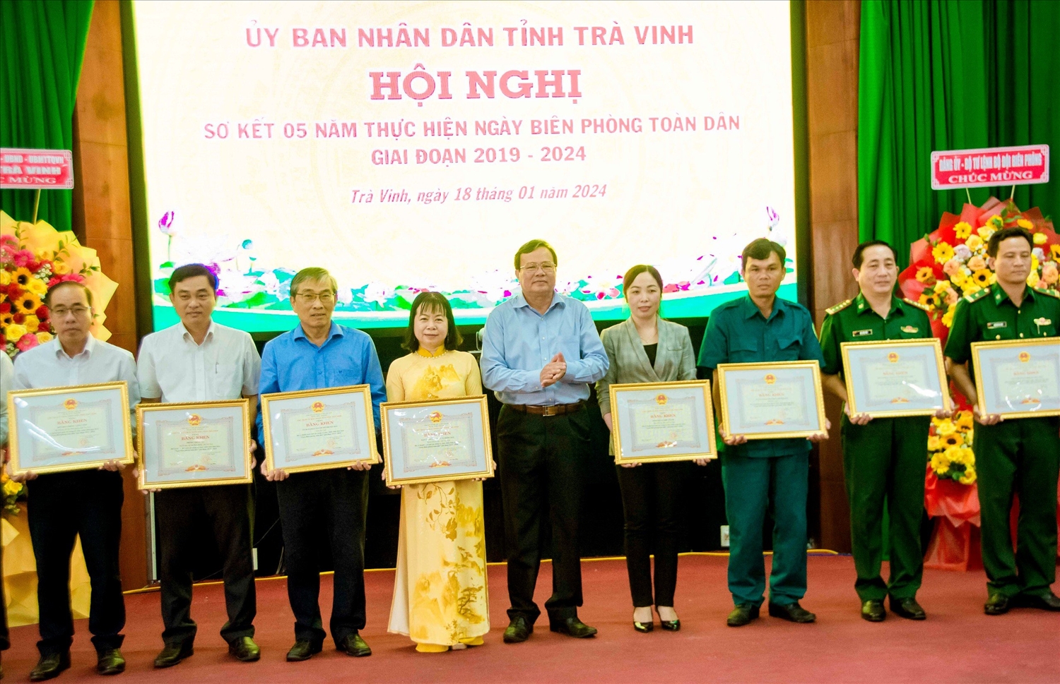 Chủ tịch UBND tỉnh Trà Vinh Lê Văn Hẳn trao Bằng khen của UBND tỉnh Trà Vinh cho các tập thể 