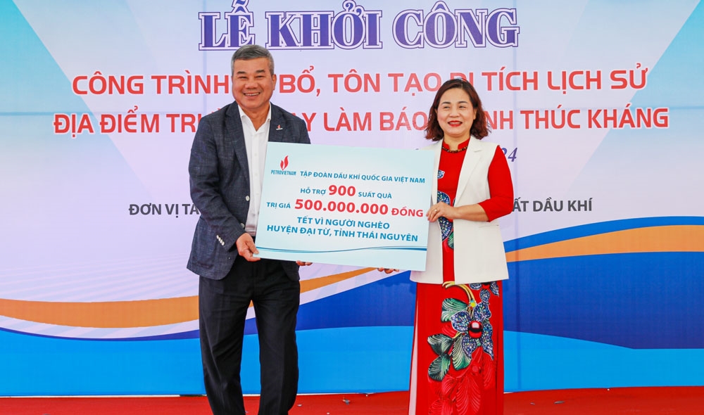 Lãnh đạo Tập đoàn Dầu khí Việt Nam trao tặng 900 suất quà ủng hộ Quỹ vì người nghèo huyện Đại Từ