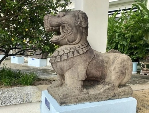 Tượng sư tử đá thành Đồ Bàn là tác phẩm điêu khắc Champa. Ảnh: Thanh Quân