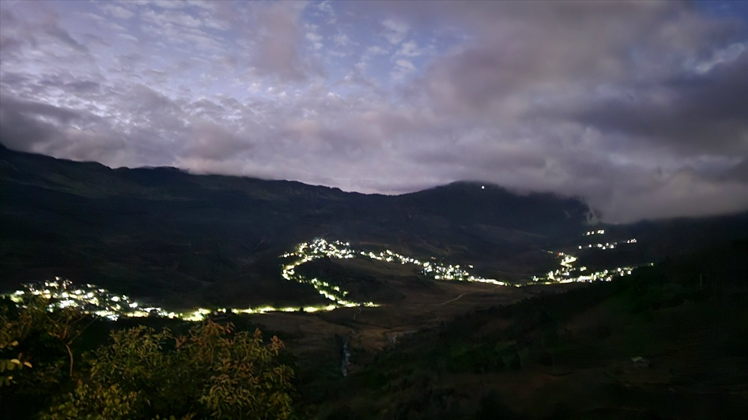 Hệ thống điện chiếu sáng được đầu tư từ Chương trình MTQG 1719 tạo nên những vùng sáng giữa núi rừng Ngọc Linh 