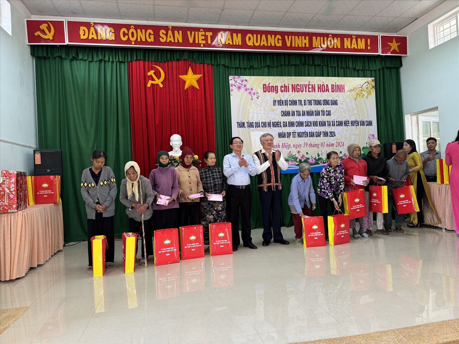 Ủy viên Bộ Chính trị Nguyễn Hòa Bình tặng quà cho người nghèo, người có hoàn cảnh khó khăn trên địa bàn huyện Vân Canh