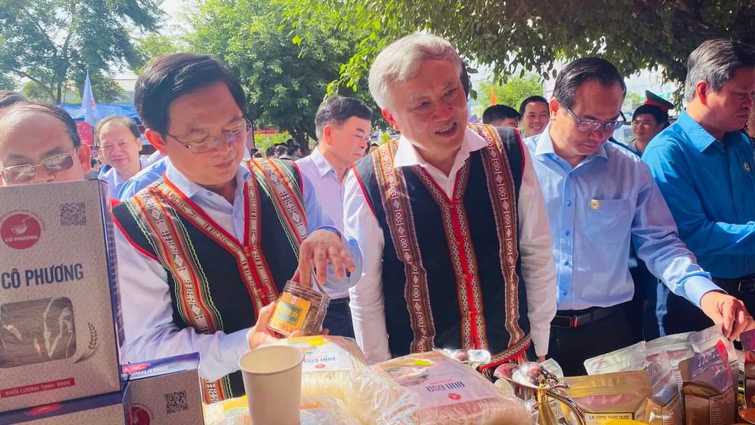Ủy viên Bộ Chính trị Nguyễn Hòa Bình thăm qua các gian hàng “Chợ 0 đồng”
