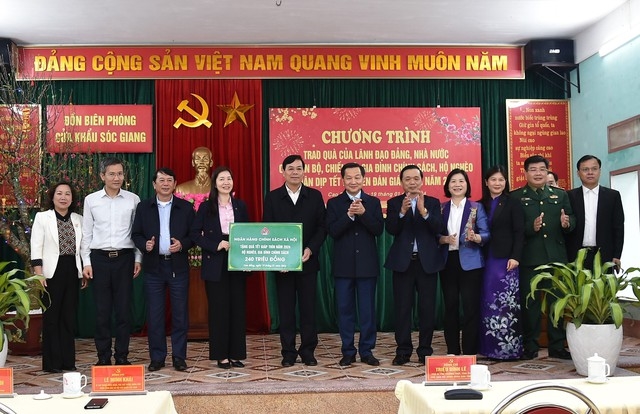 Ngân hàng Chính sách xã hội đã tặng 200 suất quà trị giá 240 triệu đồng tặng các hộ nghèo trên địa bàn tỉnh Cao Bằng. Ảnh VGP/Trần Mạnh