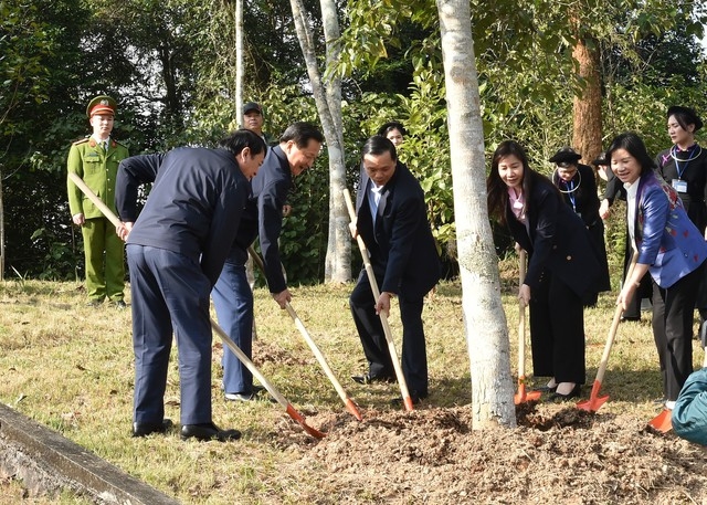 Phó Thủ tướng Lê Minh Khái cùng các đồng chí lãnh đạo tỉnh Cao Bằng trồng cây tại Đền thờ Chủ tịch Hồ Chí Minh, Khu di tích Quốc gia đặc biệt Pác Bó