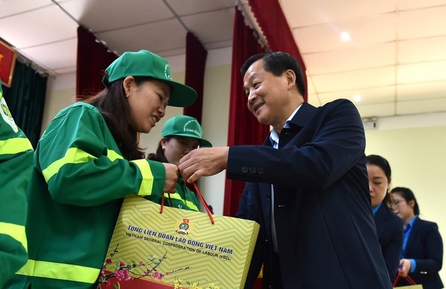  Phó Thủ tướng Lê Minh Khái tặng quà cho công nhân, người lao động tỉnh Cao Bằng. Ảnh VGP/Trần Mạnh