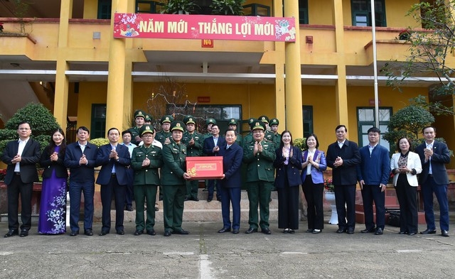 Phó Thủ tướng Lê Minh Khái chúc Tết cán bộ, chiến sĩ Đồn Biên phòng cửa khẩu Sóc Giang. Ảnh VGP/Trần Mạnh