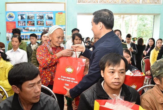 Phó Thủ tướng Lê Minh Khái chúc tết và tặng quà các gia đình chính sách, hộ nghèo huyện Hà Quảng. Ảnh VGP/Trần Mạnh