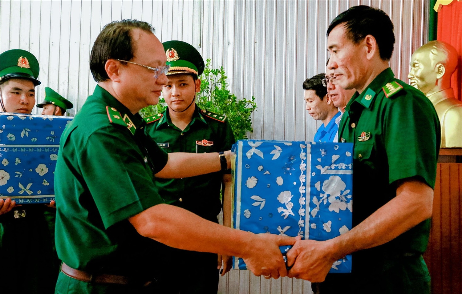 Thiếu tướng Nguyễn Hoài Phương trao quà cho Đồn Biên phòng Xẻo Nhàu