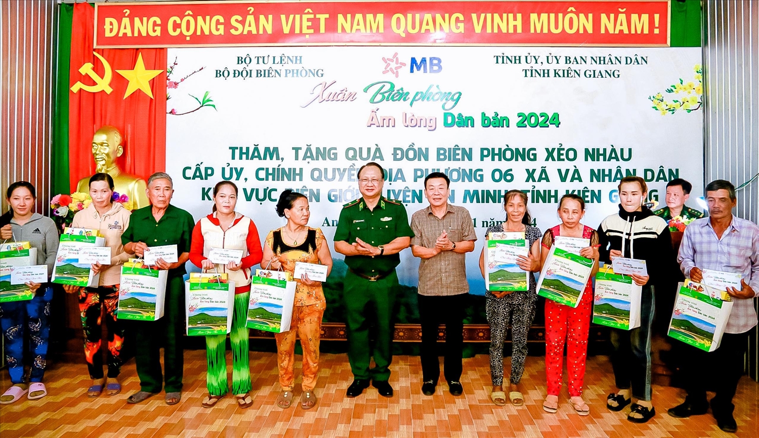 Thiếu tướng Nguyễn Hoài Phương và lãnh đạo UBND huyện An Minh trao quà cho các hộ dân
