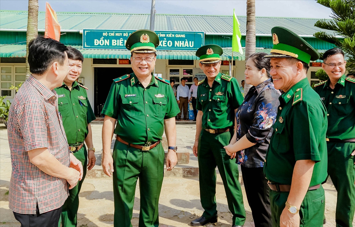 Thiếu tướng Nguyễn Hoài Phương trò chuyện cùng lãnh đạo huyện An Minh