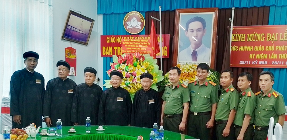 Đoàn công tác Công an tỉnh An Giang đến chúc mừng Ban Trị sự Trung ương Giáo hội Phật giáo Hòa Hảo