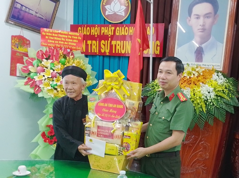 Đại tá Nguyễn Thanh Hà, Phó Giám đốc Công an tỉnh An Giang trao quà chúc mừng Ban Trị sự Trung ương Giáo hội Phật giáo Hòa Hảo 
