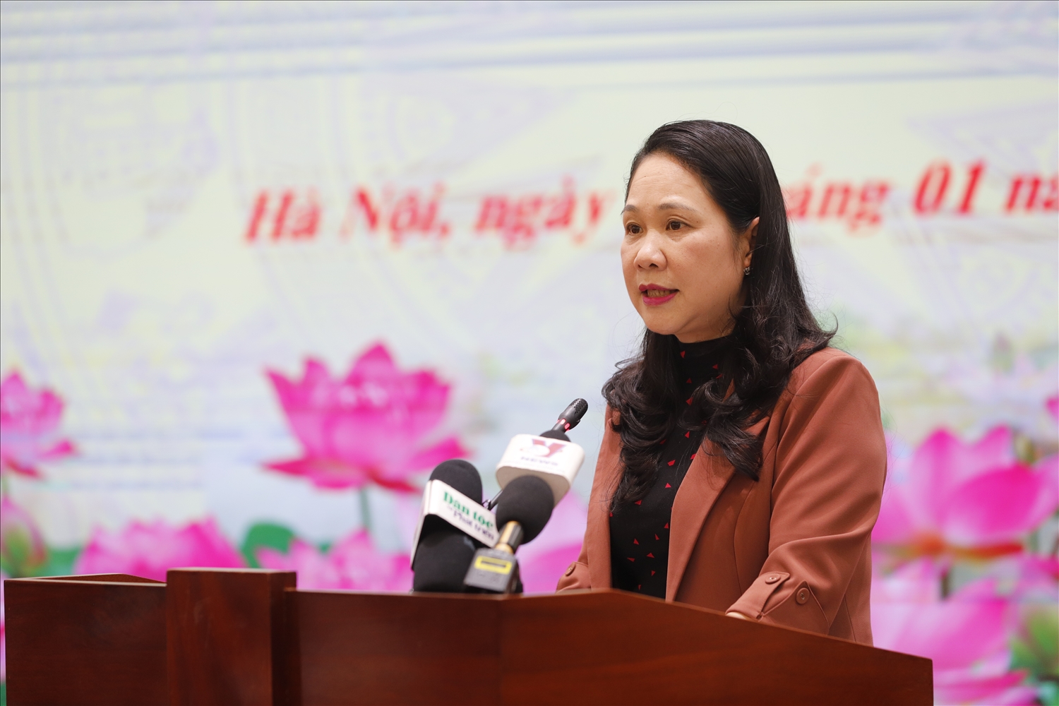 Thứ trưởng, Phó Chủ nhiệm UBDT Nông Thị Hà trình bày Báo cáo tại Hội nghị (Ảnh: Tuấn Ninh)