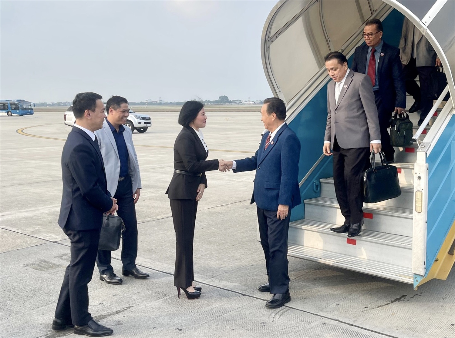 Phó Chủ tịch Quốc hội Lào Chạ-lơn Dia-pao-hơ đến Hà Nội, bắt đầu chuyến thăm và làm việc tại Việt Nam