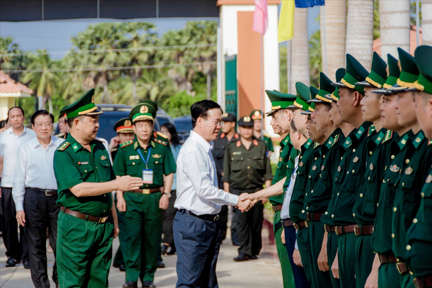 Ủy viên Bộ Chính trị, Chủ tịch nước Võ Văn Thưởng cùng đoàn lãnh đạo Đảng, Nhà nước, Quân đội đã tới thăm và chúc Tết cán bộ, chiến sĩ Đồn Biên phòng cửa khẩu Quốc tế Hà Tiên.