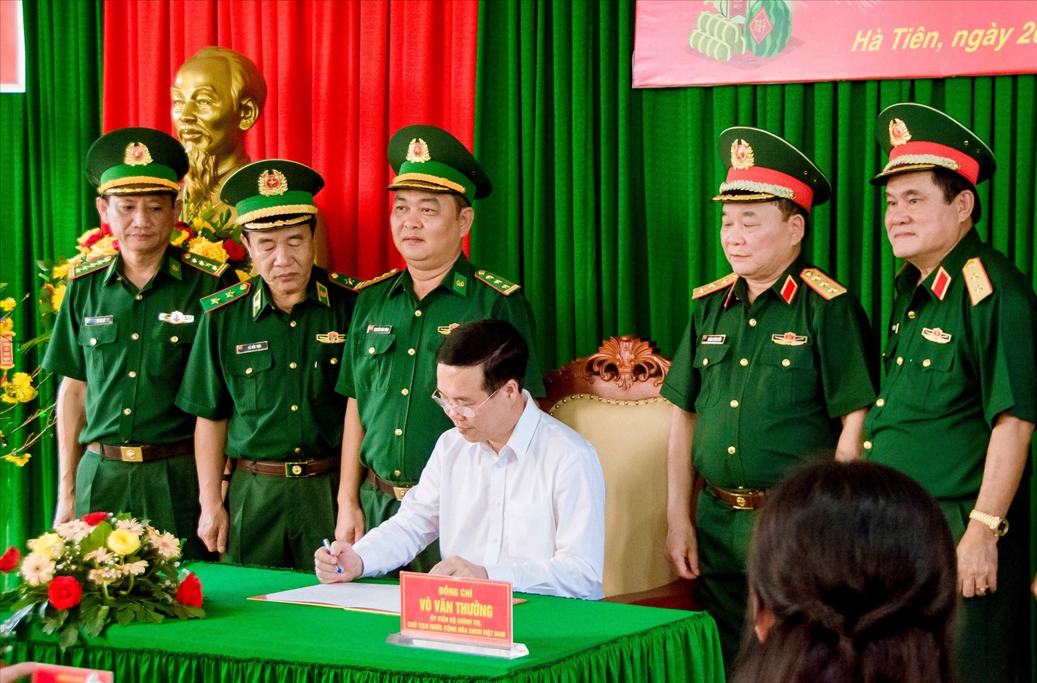 Chủ tịch nước Võ Văn Thưởng ghi sổ vàng lưu niệm Đồn Biên phòng cửa khẩu Quốc tế Hà Tiên.