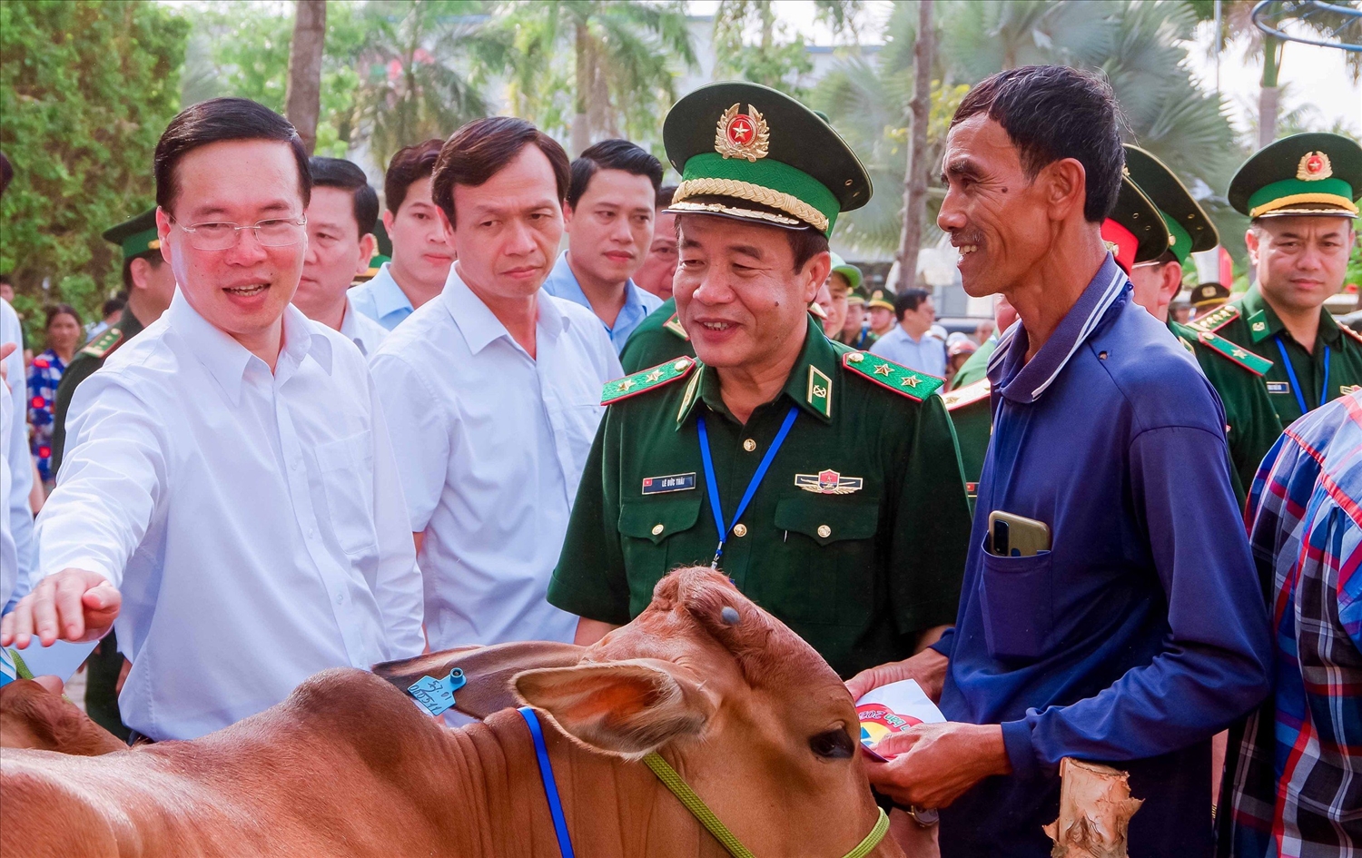 Chủ tịch nước Võ Văn Thưởng trao bò giống cho hộ nghèo sinh sống trên tuyến biên giới TP. Hà Tiên ( Kiên Giang)