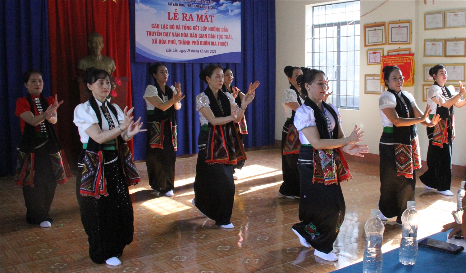 Thành viên Câu lạc bộ Văn hóa dân gian dân tộc Thái xã Hòa Phú thuộc Dự án “Bảo tồn, phát huy giá trị văn hóa truyền thống tốt đẹp của các dân tộc thiểu số gắn với phát triển du lịch”