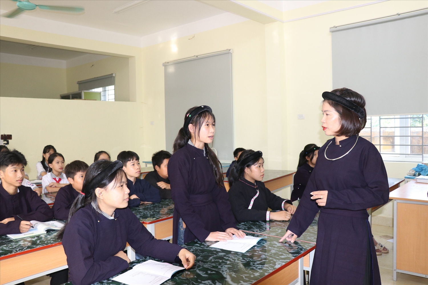 Cô giáo Dương Thị Bền miệt mài truyền dạy tiếng dân tộc Tày cho học sinh