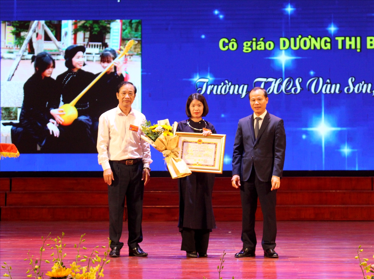 Cô giáo Dương Thị Bền được Chủ tịch UBND tỉnh Bắc Giang tặng Bằng khen tại Hội nghị biểu dương tôn vinh các điển hình tiên tiến trong vùng đồng bào dân tộc thiểu số và miền núi tỉnh Bắc Giang lần thứ nhất năm 2023