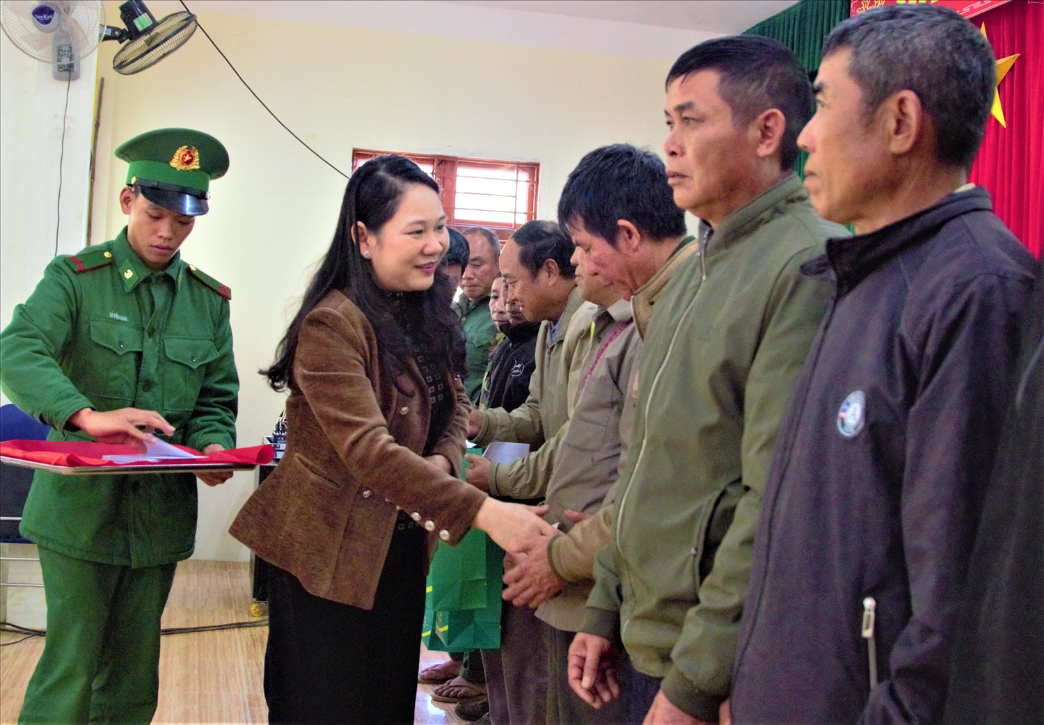Thứ trưởng, Phó Chủ nhiệm Nông Thị Hà tặng quà Tết cho Người có uy tín của xã Chiềng On, huyện Yên Châu, tỉnh Sơn La