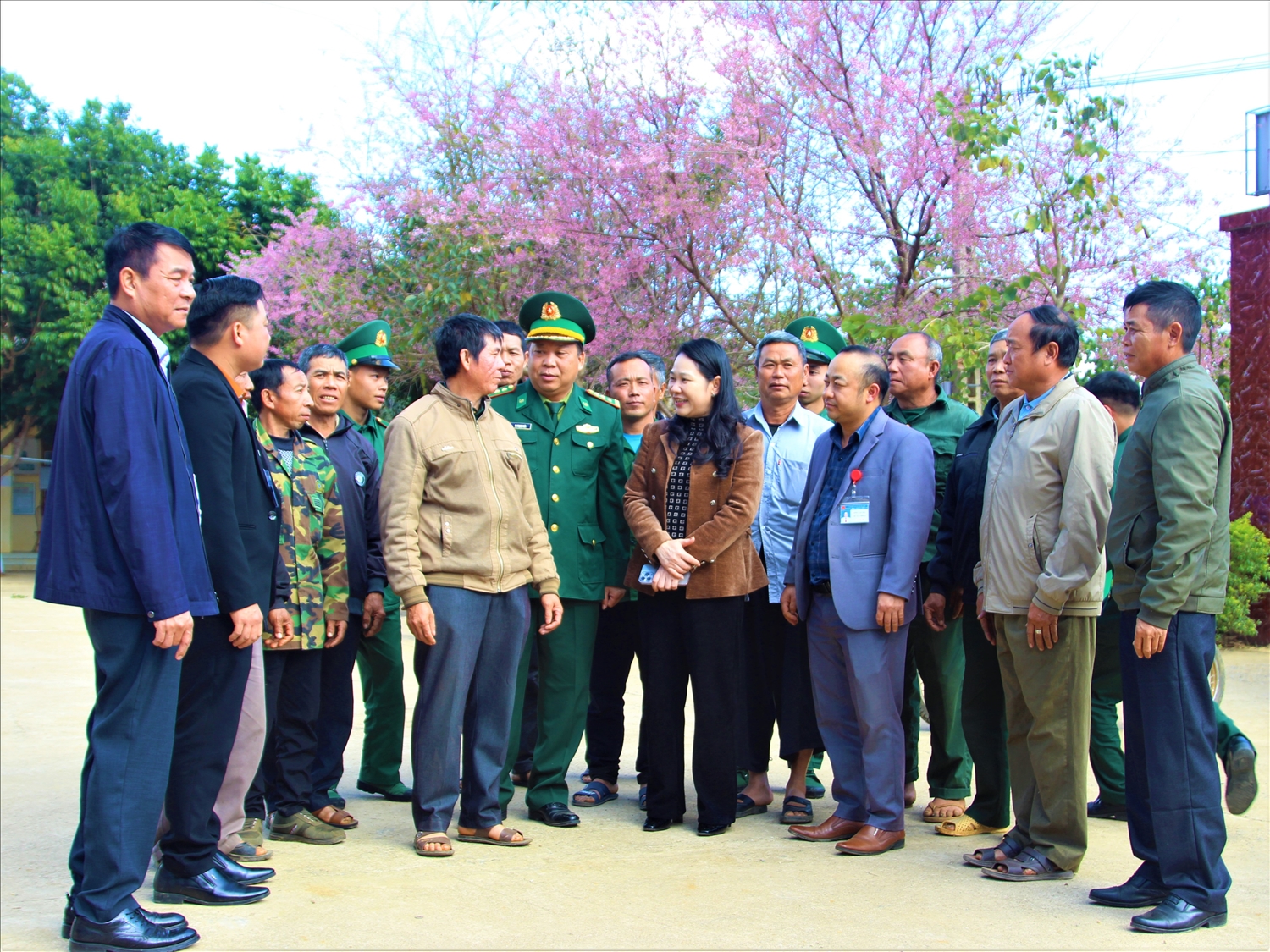 Thứ trưởng, Phó Chủ nhiệm UBDT Nông Thị Hà trò chuyện với bà con DTTS tỉnh Sơn La
