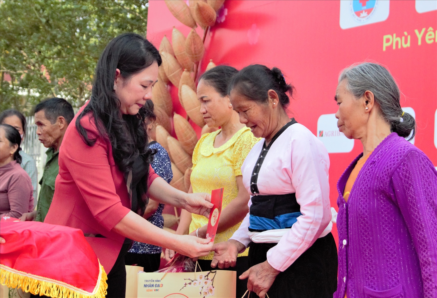 Thứ trưởng, Phó Chủ nhiệm Nông Thị Hà trao quà cho các hộ gia đình DTTS, gia đình chính sách