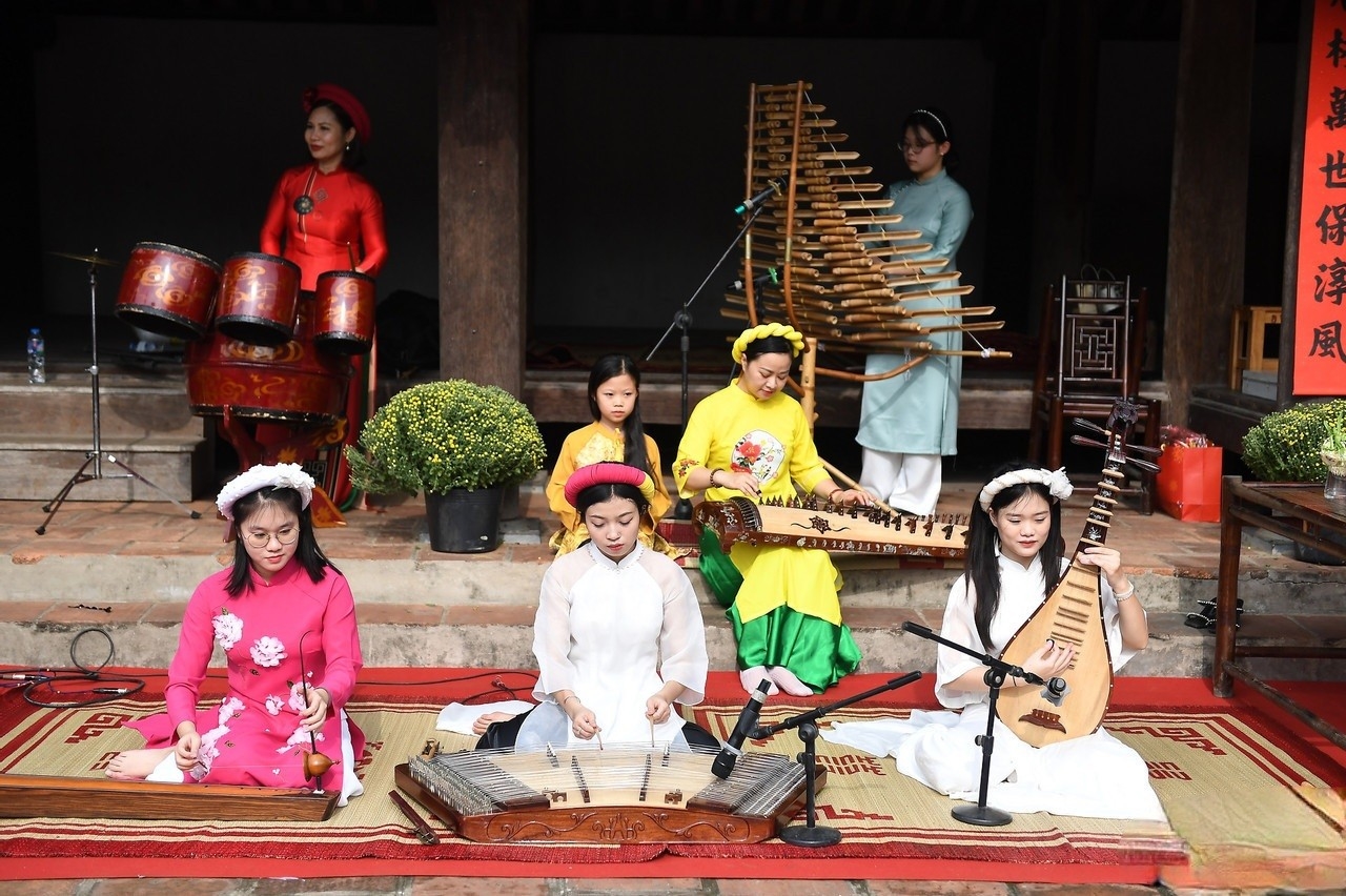 Biểu diễn nghệ thuật truyền thống tại Đình Mông Phụ
