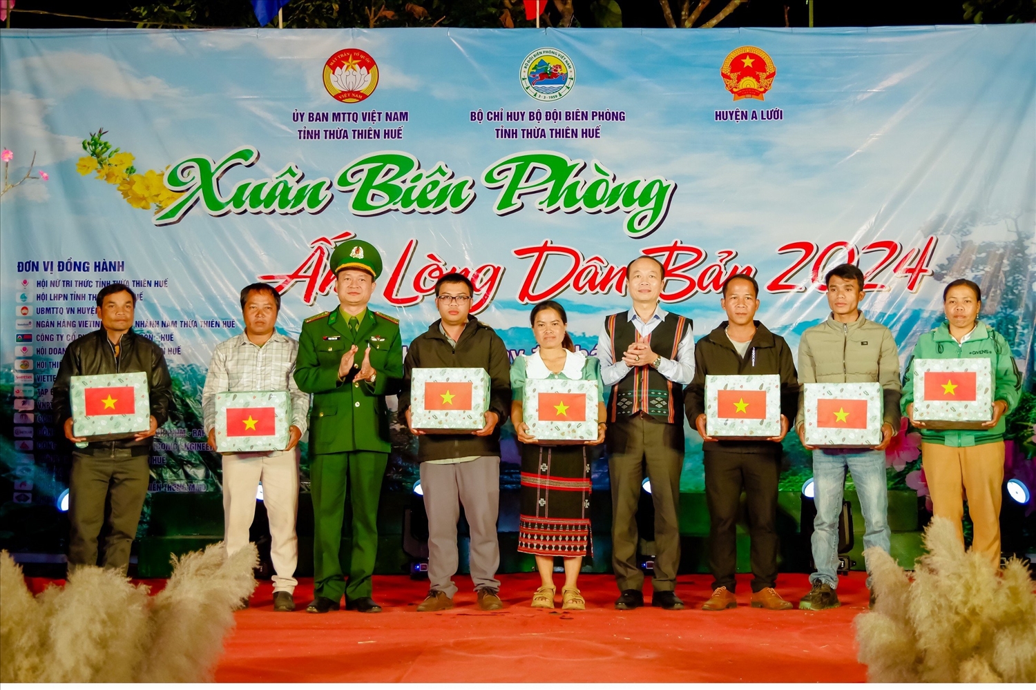 Đại tá Phạm Tùng Lâm, Bí thư Đảng ủy, Chính ủy BĐBP tỉnh và đại diện các đơn vị thăm, tặng quà các gia đình bị ảnh hưởng chất độc da cam tại xã Quảng Nhâm