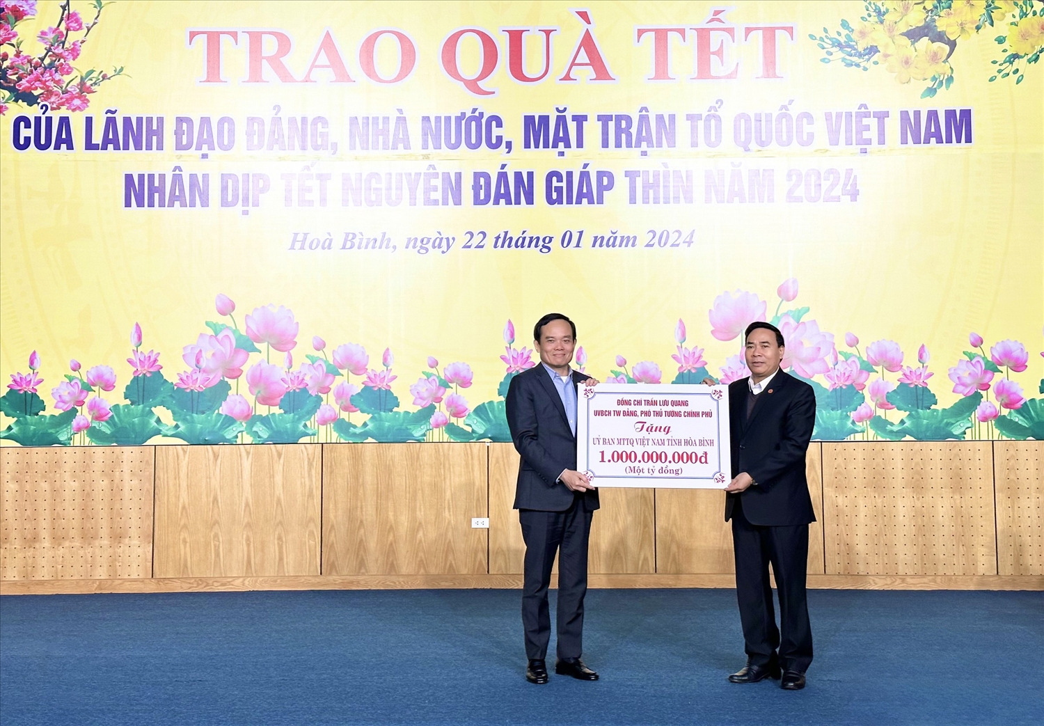 Phó Thủ tướng Trần Lưu Quang trao tặng 1 tỷ đồng cho quỹ hỗ trợ người nghèo trên địa bàn tỉnh Hoà Bình