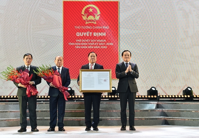 Phó Thủ tướng Trần Lưu Quang trao Quyết định công bố Quy hoạch tỉnh Hoà Bình thời kỳ 2021-2030, tầm nhìn đến năm 2050 