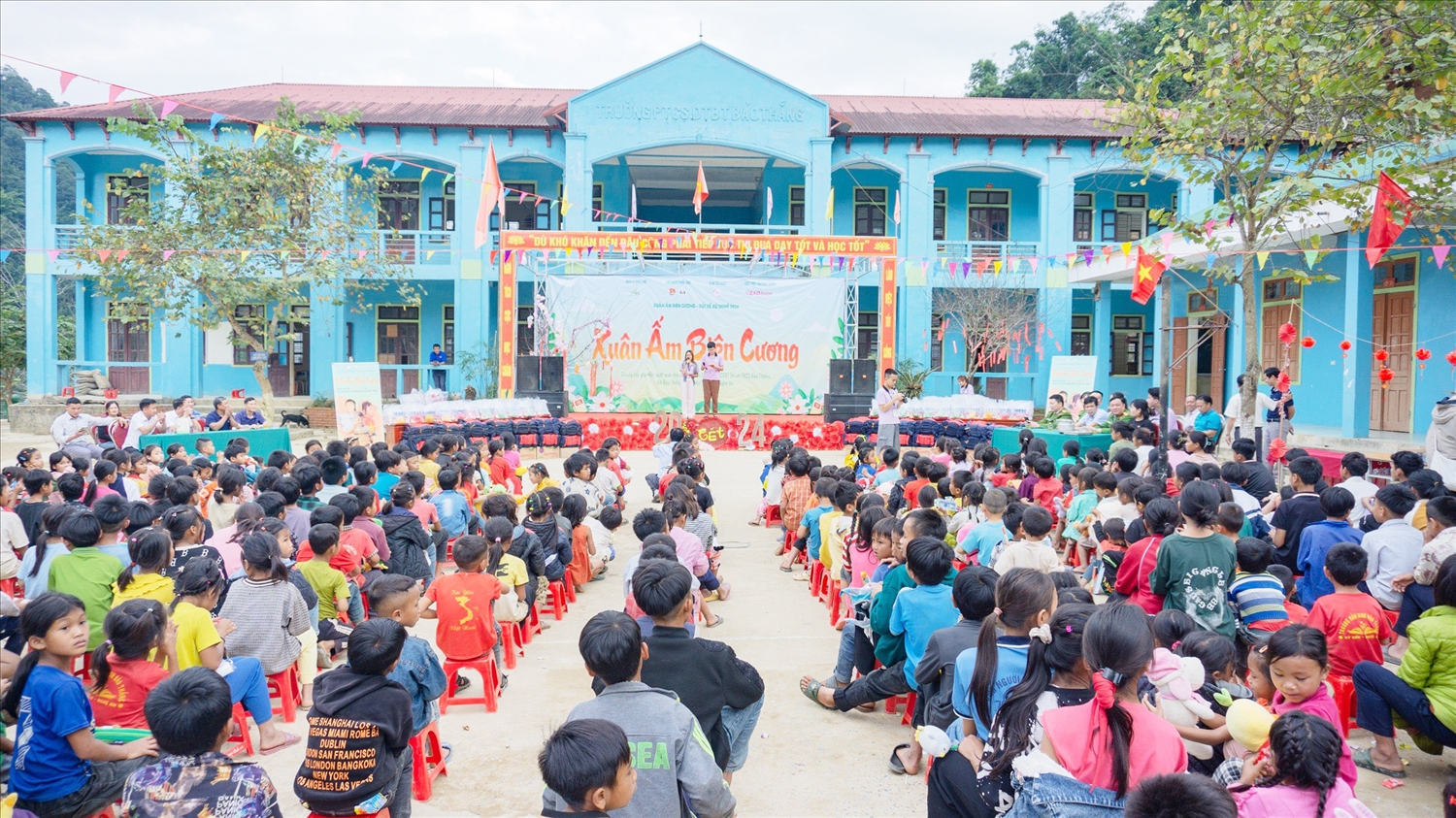 Chương trình “Xuân ấm biên cương 2024,” trao tặng nhiều phần quà cho học sinh nghèo trên địa bàn xã vùng cao Bảo Thắng, huyện biên giới Kỳ Sơn