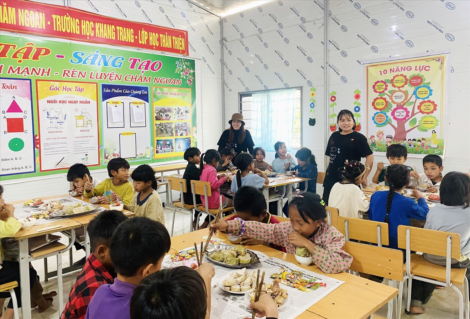 Các đoàn thiện nguyện đã phối hợp với cấp ủy, chính quyền địa phương và nhà trường tổ chức bữa cơm “Tết sum vầy” cho các em