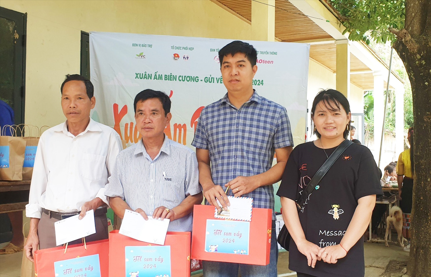 Dự án Nuôi Em Nghệ An cũng trao tặng quà tết cho các giáo viên làm công tác bán trú, hỗ trợ dự án phân chia cơm trưa cho học sinh