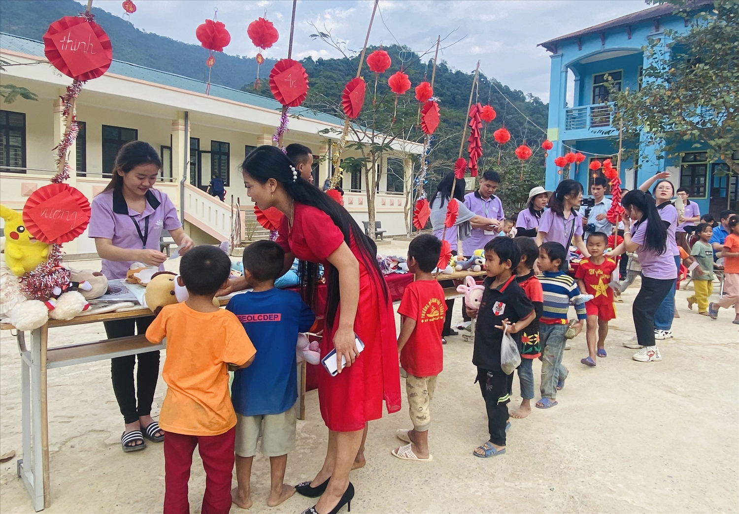 Học sinh nghèo xã Bảo Thắng huyện Kỳ Sơn cũng được trải nghiệm các hoạt động vui Tết, đón Xuân năm mới do các tình nguyện viên và nhà trường tổ chức