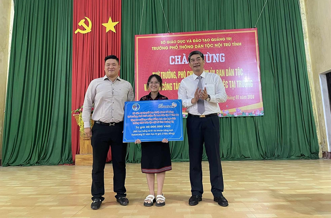 Em Hồ Thị Ly Na, học sinh lớp 12B2 thay mặt cho học sinh Trường THPT Dân tộc nội trú Quảng Trị nhận quà Thứ Trưởng