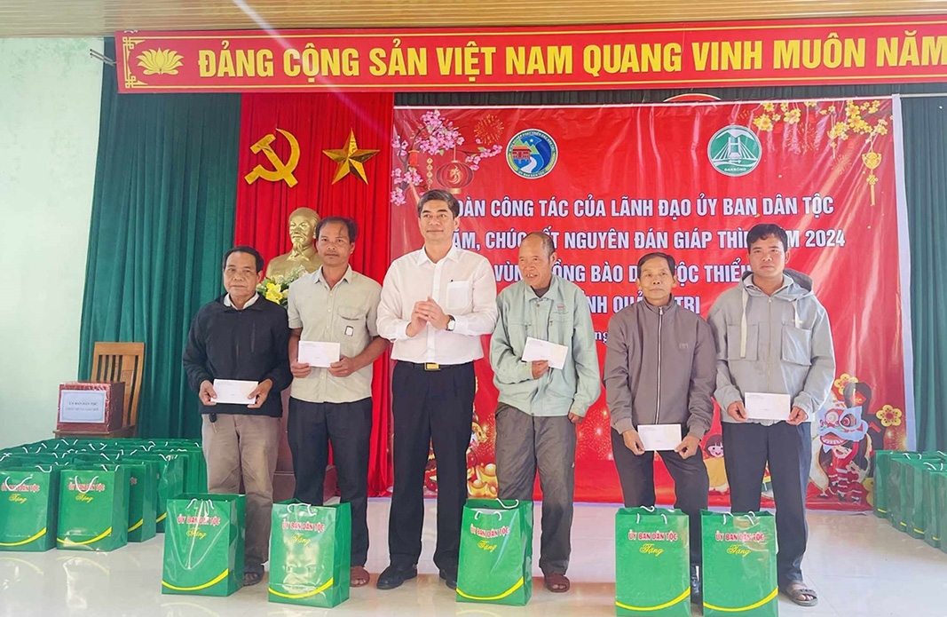 Ủy viên dự khuyết Trung ương Đảng, Thứ trưởng, Phó Chủ nhiệm Ủy ban Dân tộc Y Vinh Tơr tặng quà cho 5 Người có Uy tín ở Ba Nang