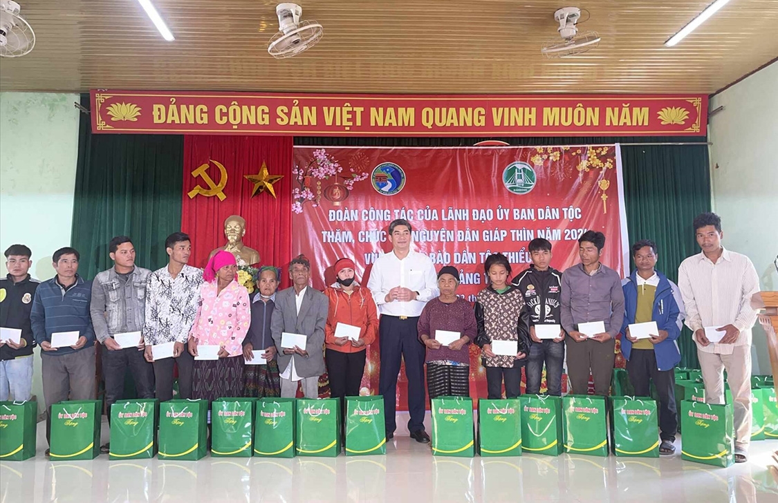 Đoàn công tác của Ủy ban Dân tộc cũng đã trao 50 suất quà cho 50 hộ gia đình chính sách, hộ DTTS nghèo ở xã Ba Nang