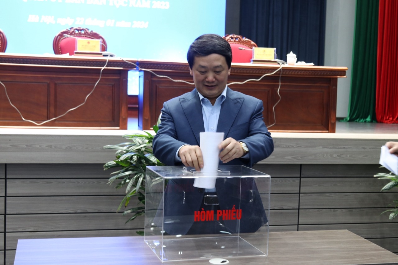 Bộ trưởng, Chủ nhiệm UBDT Hầu A Lềnh bỏ phiếu bầu Ban Thanh tra Nhân dân nhiệm kỳ 2024-2025