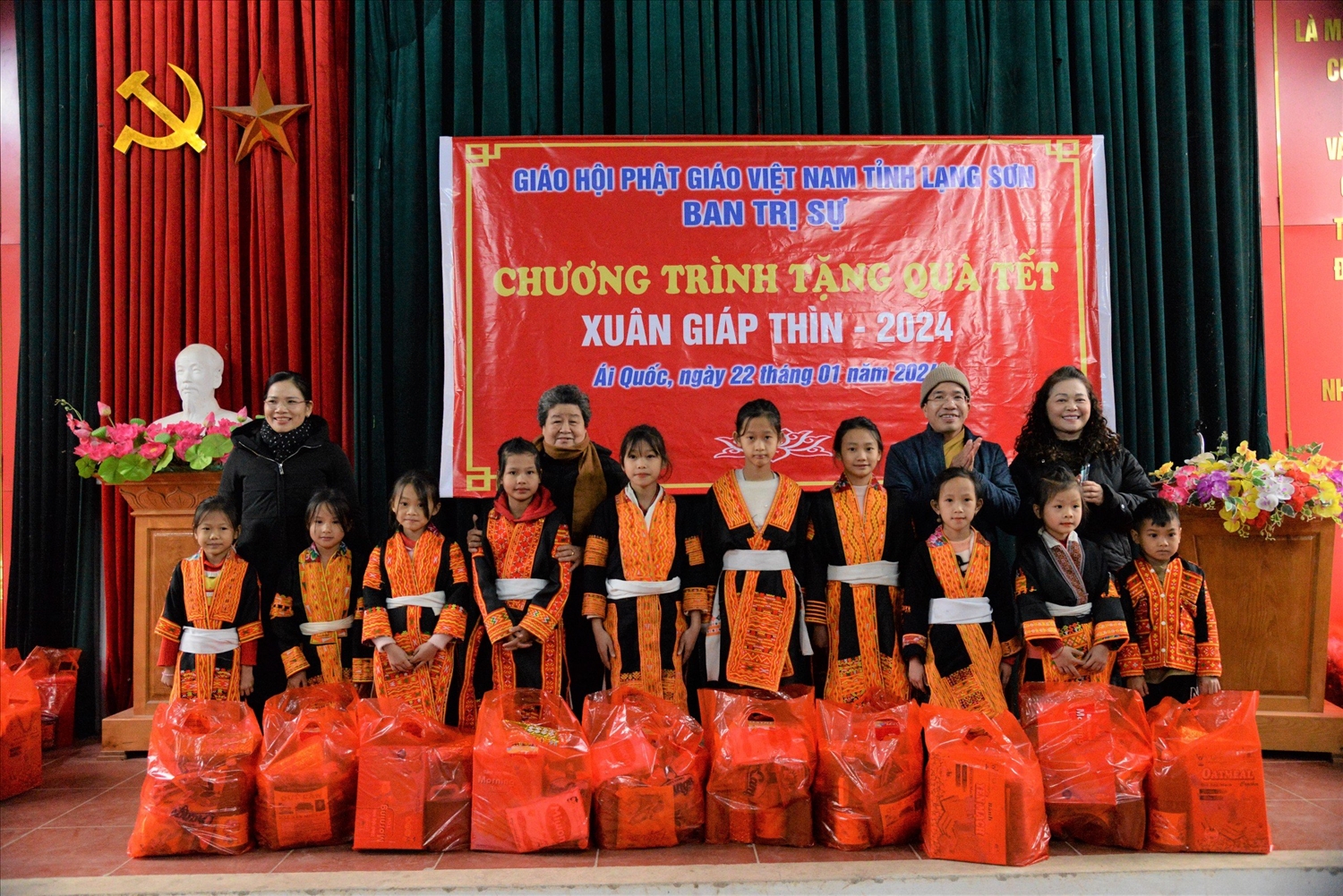Lãnh đạo UBND huyện Lộc Bình và Đại đức Thích Bản Chung, Phó Trưởng ban Thường trực Ban Trị sự Giáo hội Phật giáo Việt Nam tỉnh Lạng Sơn trao quà tặng cho các em học sinh có hoàn cảnh khó khăn trường Tiểu học Ái Quốc