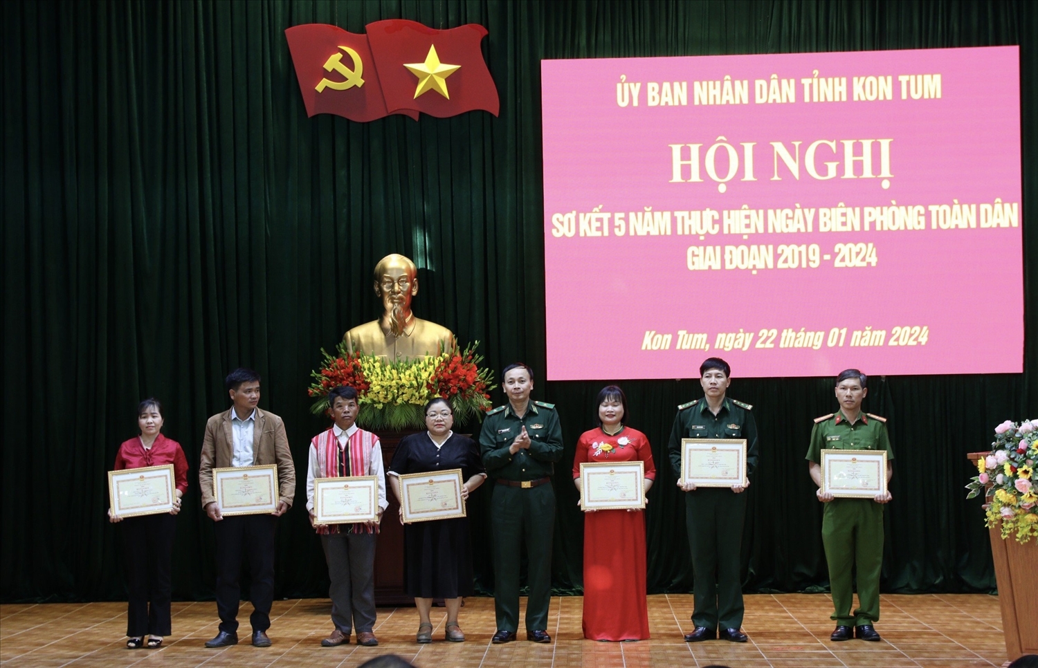 Thiếu tướng Hoàng Hữu Chiến, Phó Tư lệnh, Tham mưu trưởng Bộ Tư lệnh Bộ đội Biên phòng Việt Nam tặng Bằng khen cho các tập thể và cá nhân 