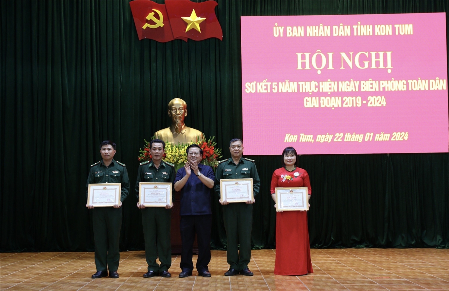 Chủ tịch UBND tỉnh Kon Tum Lê Ngọc Tuấn tặng Bằng khen cho các tập thể và cá nhân 