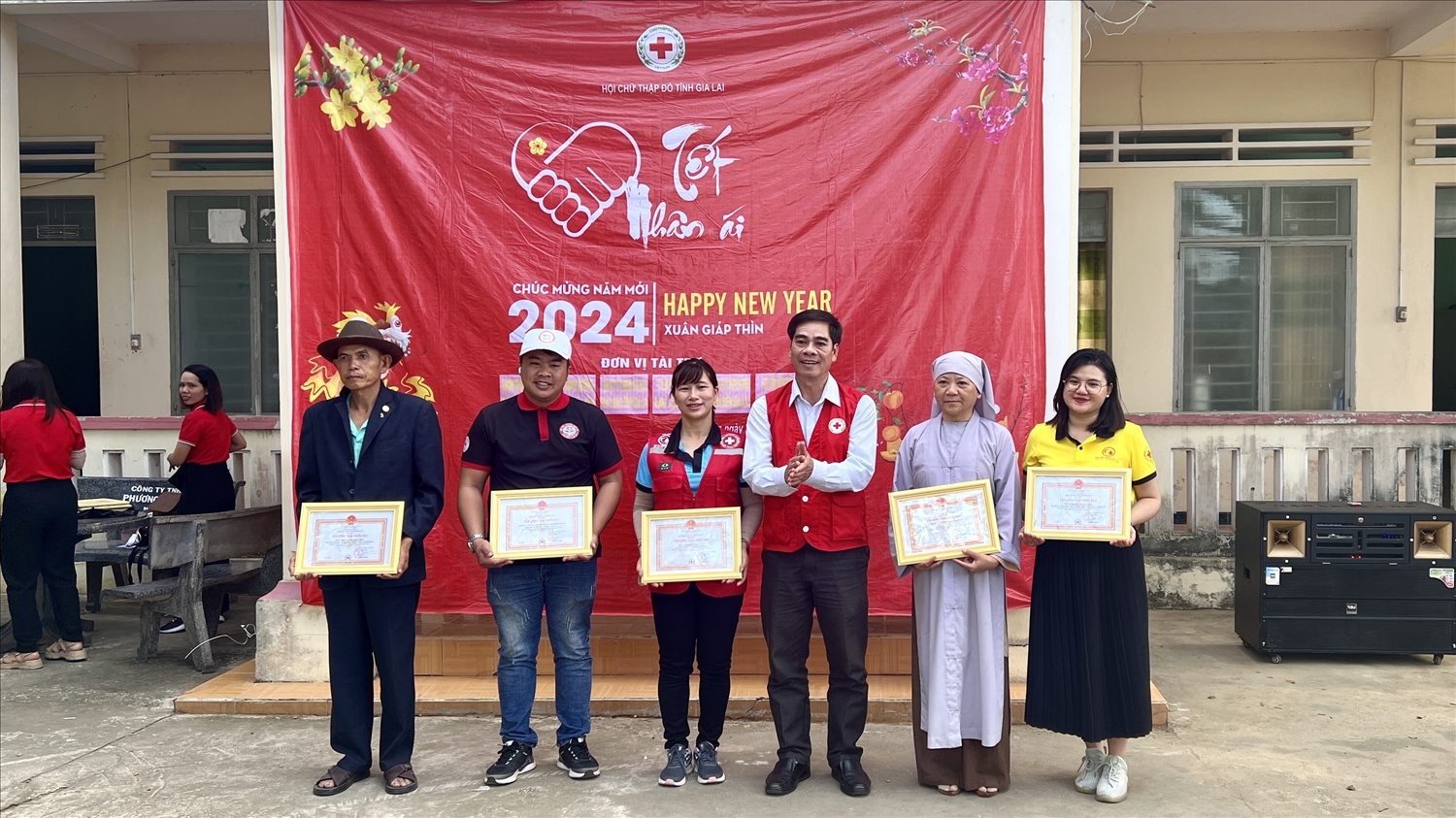 Lãnh đạo Hội Chữ thập đỏ tỉnh Gia Lai trao giấy khen cho các tổ chức, cá nhân, câu lạc bộ, nhóm thiện nguyện 