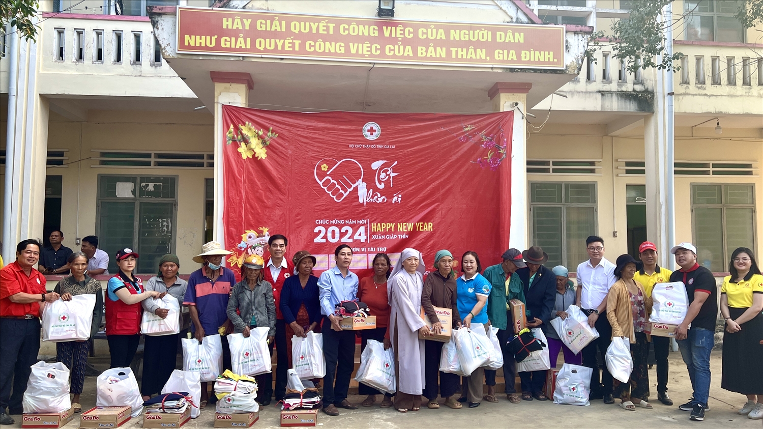 Ban tổ chức tặng quà cho các hộ dân nghèo xã Ia Yeng