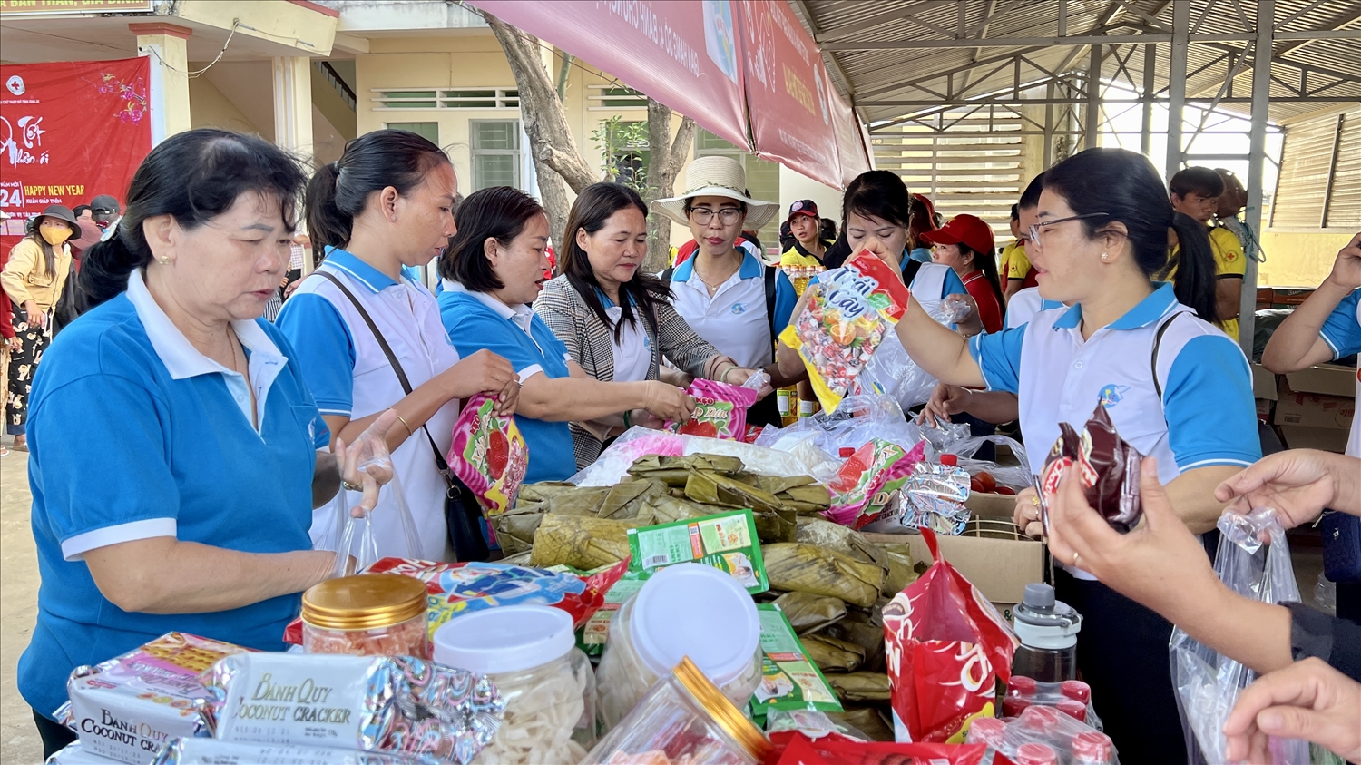 Hội Liên hiệp phụ nữ huyện Phú Thiện chuẩn bị quà tại gian hàng dành cho các hộ dân nghèo