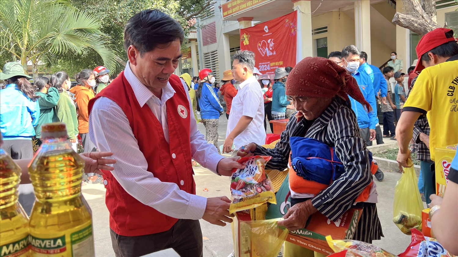 Lãnh đạo Hội Chữ thập đỏ tỉnh Gia Lai trao quà cho người dân 