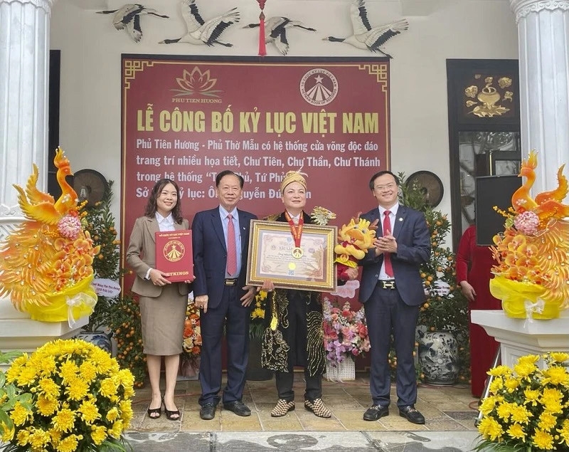 Tin: Hệ thống cửa võng Phủ Tiên Hương xác lập kỷ lục Việt Nam